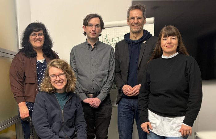 Gruppenfoto von: Sarah Bartsch, Leitung der Schulischen Ganztagsbetreuung im Sozialkontor, Britt Viemann, Mieter-Sprecherin im Sozialkontor und Teilnehmerin eines Rollstuhl-Stammtischs, David Laaser, Kämpfer von Hamburg, Steffen Rülke, Leiter des Vorprojekts der Hamburger Olympia-Bewerbung, Kati Imbeck, Redaktion Sozialkontor Magazin