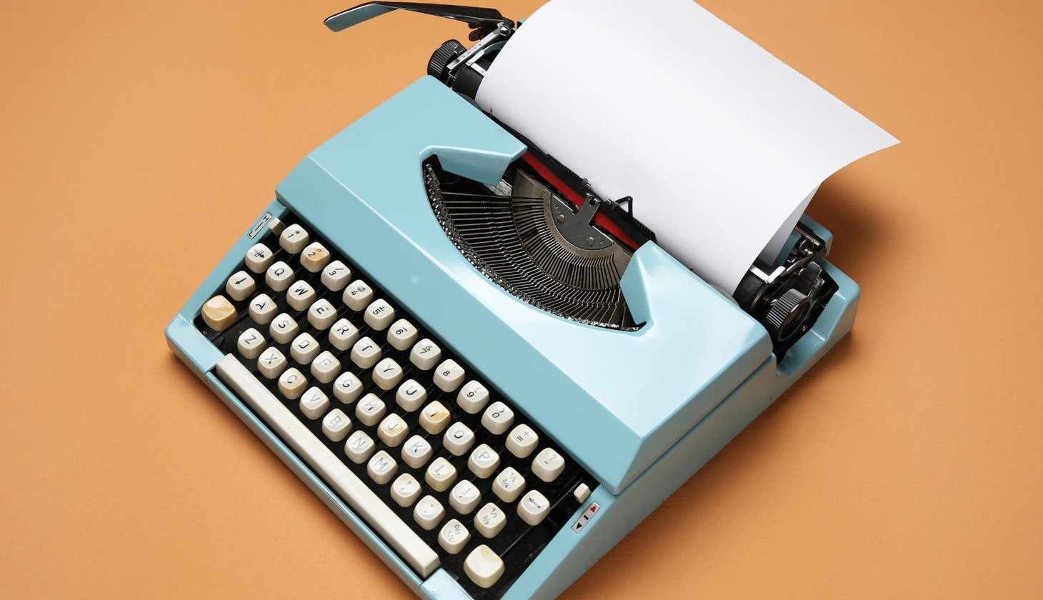 Schreibmaschine mit weißem Blatt Papier als Symbol für kreatives Schreiben – Schreibwerkstatt im Treffpunkt Hamburg Süd in Hamburg-Harburg.