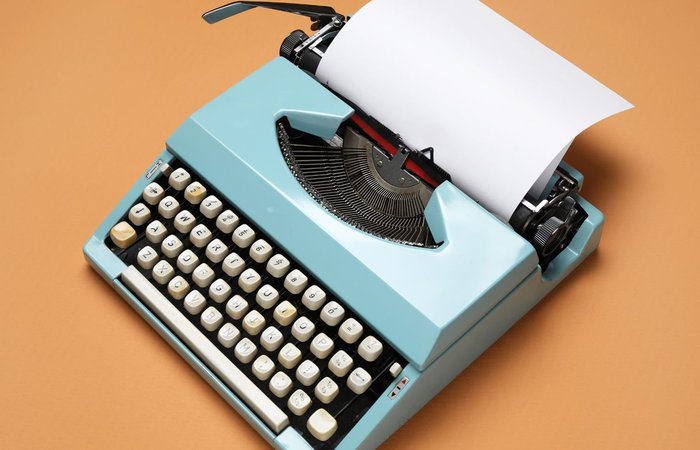 Schreibmaschine mit weißem Blatt Papier als Symbol für kreatives Schreiben – Schreibwerkstatt im Treffpunkt Hamburg Süd in Hamburg-Harburg.