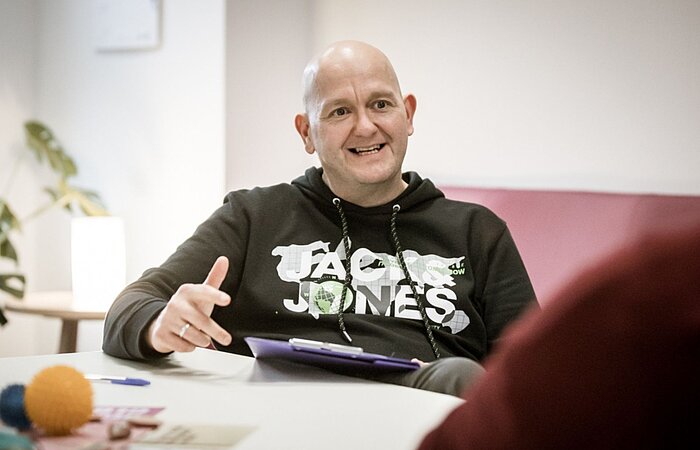 Wolfgang Neunherz, der seit fast zehn Jahren im Treffpunkt Hamburg-Süd als Genesungsbegleiter arbeitet